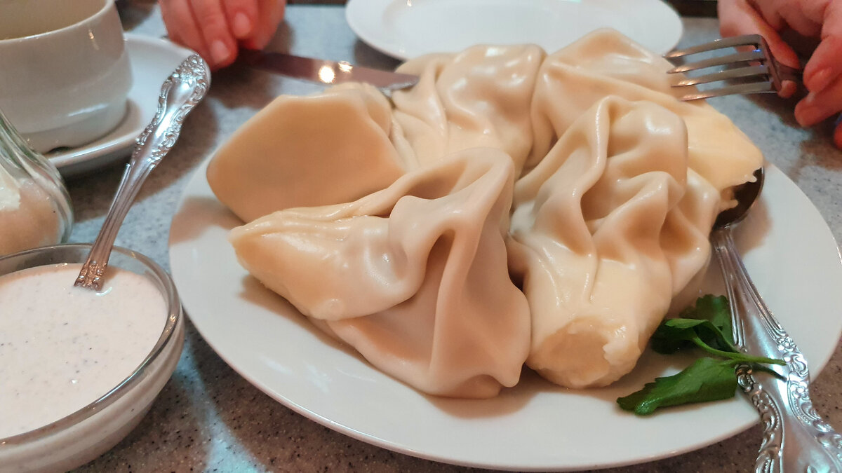 На фото - наш чек на двоих с мужем (листайте👉👉👉) и сами хинкали, виновники этой восторженной статьи.