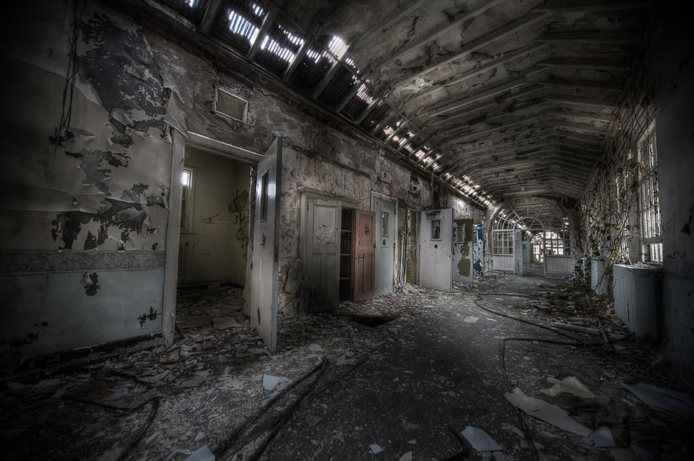 Экстремальные прятки в заброшенном театре. Заброшенный госпиталь (abandoned Hospital Red). Заброшенное здание. Самые жуткие заброшенные здания