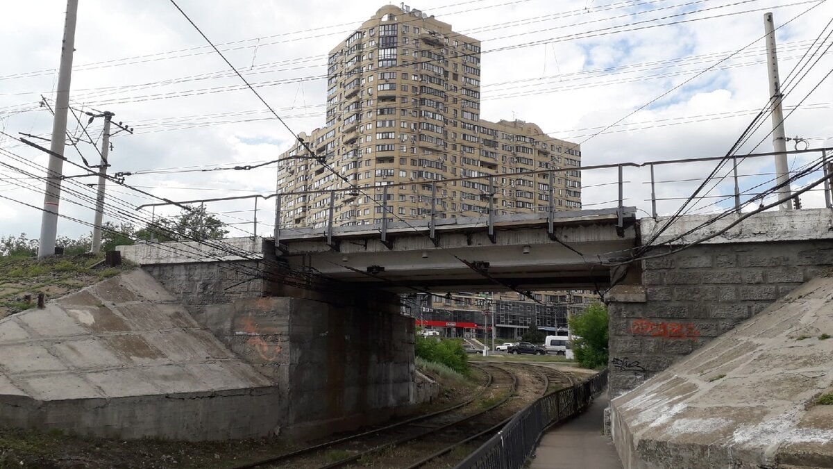 Мы каждый день ходим одними и теми же дорогами, тропинками и не видим в них ничего особенного. Но особенное точно есть: в каждом городе, посёлке, населённом пункте. Дети резвиться могут одинаково везде