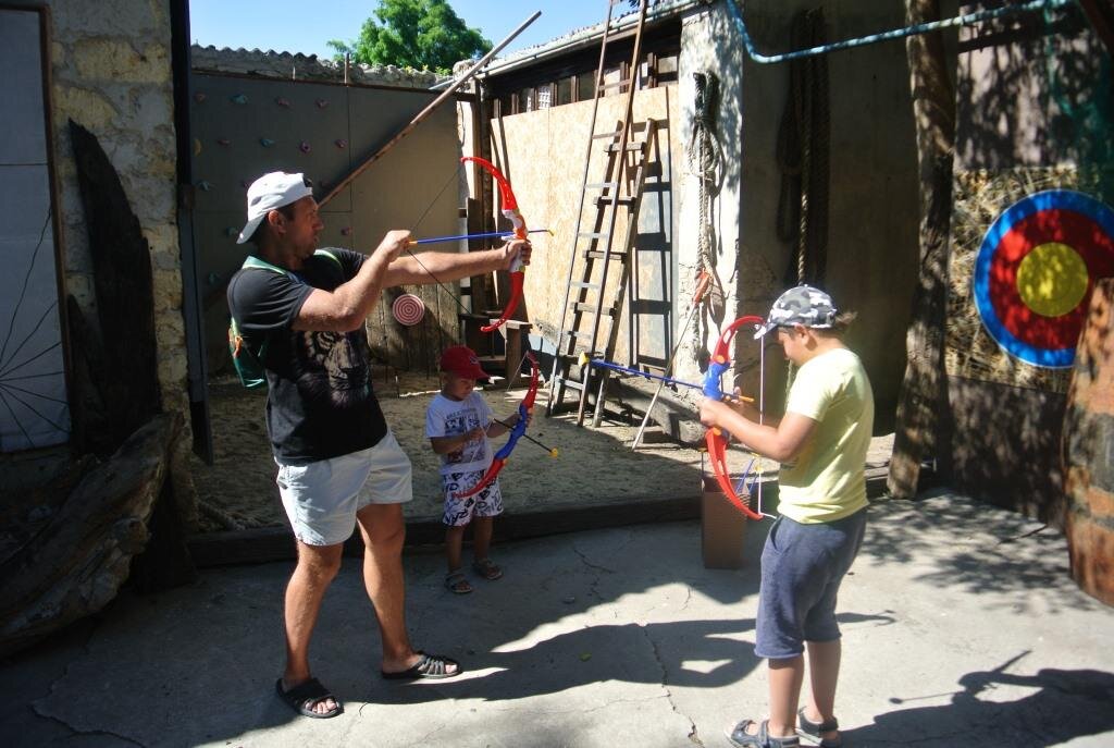 Лучники в ожидании отплытия на экскурсию