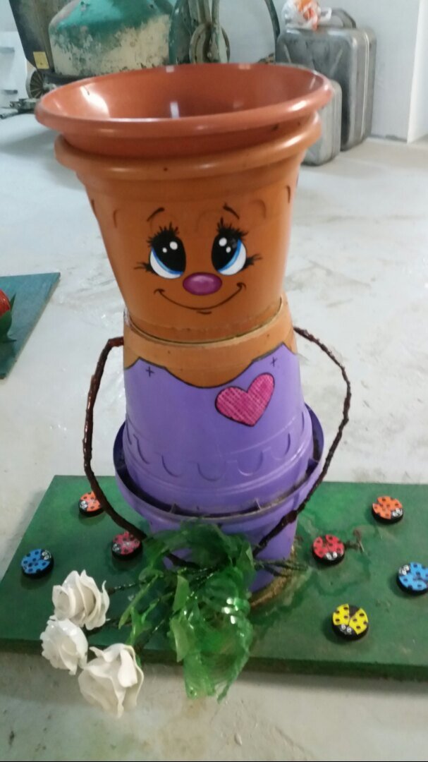 Цветочное кашпо "Девочка" из цветочных горшков