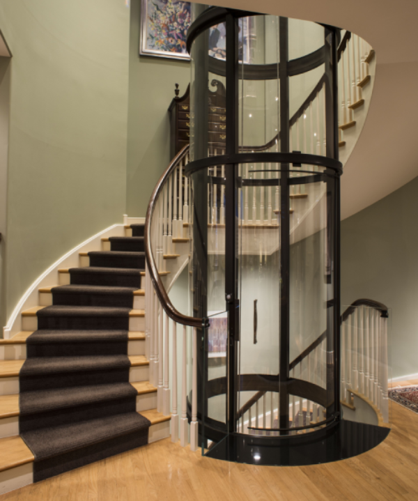 Панорамный лифт в загородном доме 