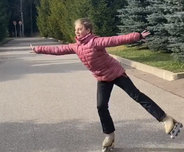 Карантин тренировкам не помеха: Трусова отрабатывает прыжки на роликах. Фото с сайта m.sport-express.ru
