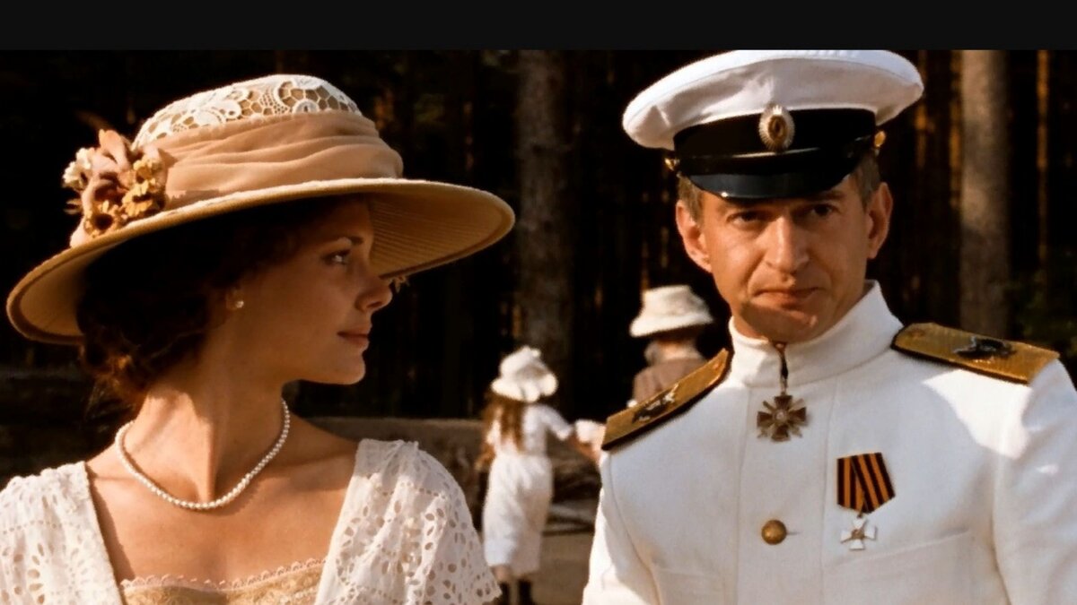 Поэтому от мужа ей сбегать необходимости не было. А был у неё сын, о котором в фильме упоминаний нет.  