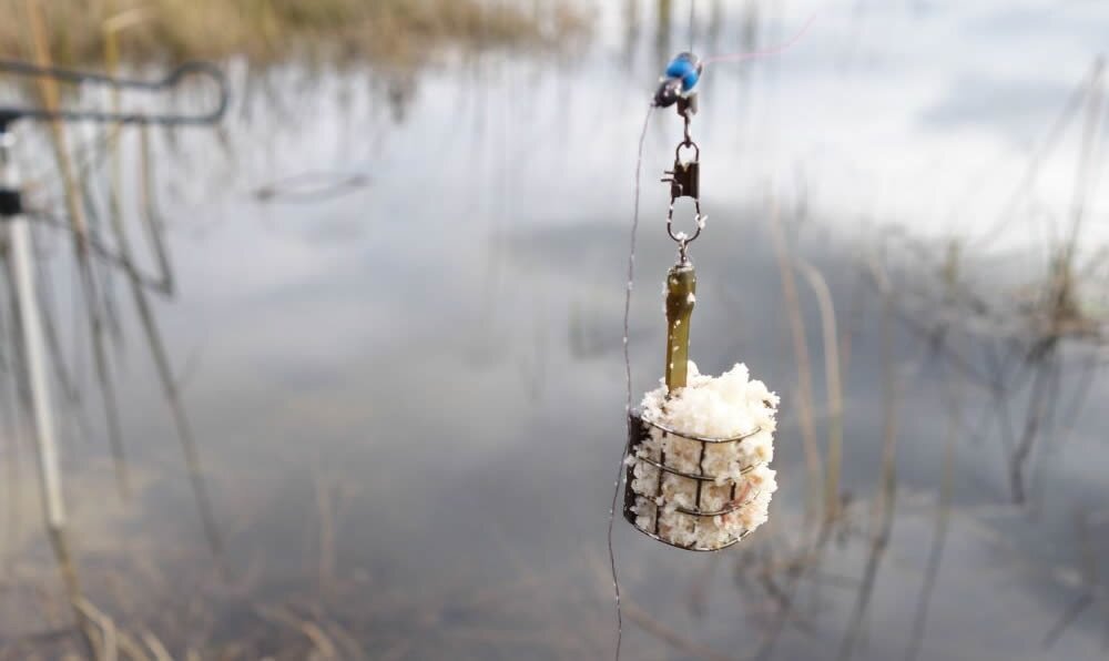 В настоящий момент все больше рыбаков используют в качестве приманок и насадок разные варианты хлеба. И это приносит неплохие результаты, особенно для охоты на белую рыбу. И хоть со стороны может показаться что продукт примитивен, но это не так. Основной задачей рыбака является придание данной насадке привлекательности в глазах рыб, и удержание ее на крючке как можно более длительное время. Имеется несколько вариантов приготовления и монтажа насадок из хлеба. 
1. Для того, чтобы приманка не спадала с крючка долгое время, сдобрите мякиш подсолнечным маслом, а затем разомните его до получения тестообразной консистенции.
2. Чтобы придать хлебу вязкость и аромат, добавьте немного конопляного или льняного масла, затем опустите полученную массу в очень горячую воду на полминуты.
3. Шарики из хлеба грубого помола вполне можно сделать прямо перед рыбалкой. Хлебную массу смочите водой, хорошо ее отожмите, завернув в сухую тряпочку. Когда состав станет плотным, налепите из него шарики. Помните, что при насаживании подобной приманки на рыболовный крючок, острие должно быть замаскировано внутри хлеба.
4. Хлеб из пшеницы смешивают с кусочками вареной картошки в равных частях. Перед соединением ингредиентов мякоть опускается в воду, а затем хорошенько отжимается. Все измельчается, тщательно перемешивается до получения единой массы, потом в нее вливают немного подсолнечного масла. Шарики приобретают молочно-белый цвет – именно их и насаживают на крючок.

⚠ Совет: присоедините к приманке ароматизаторы, и рыба будет реагировать на нее значительно лучше.