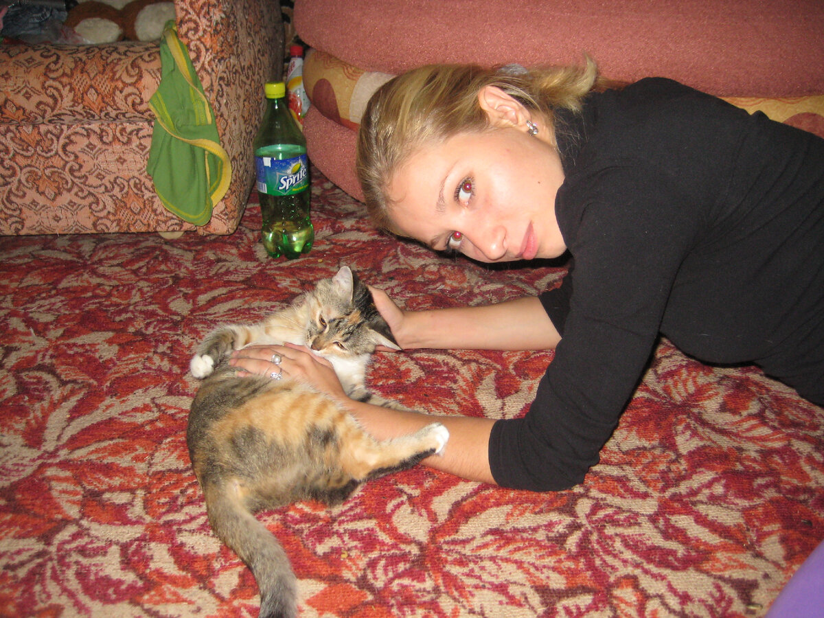 Еще молодая Муська. Квартира брата.