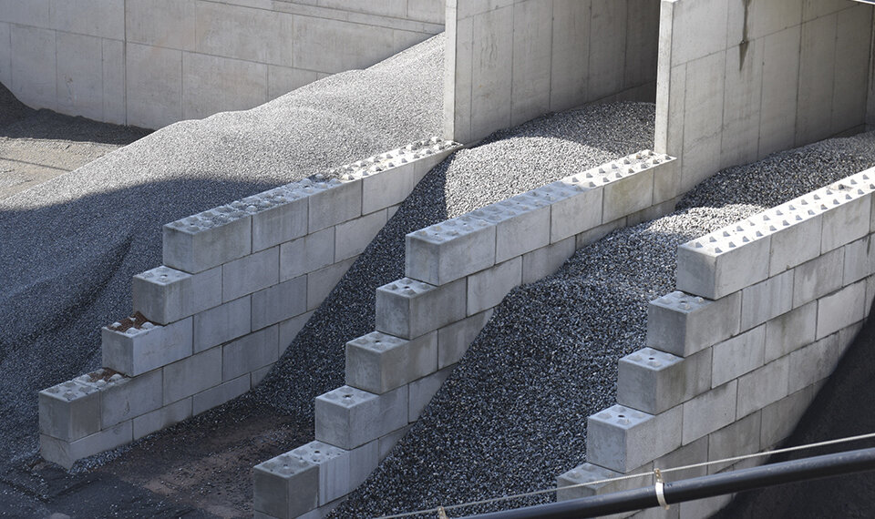 Примеры использования блоков лего. Фото: www.frischbetonthun.ch, www.thorelundconsulting.se, www.megabloc.de