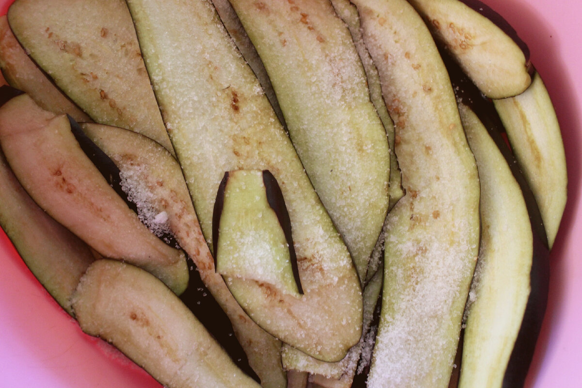 посолили баклажаны