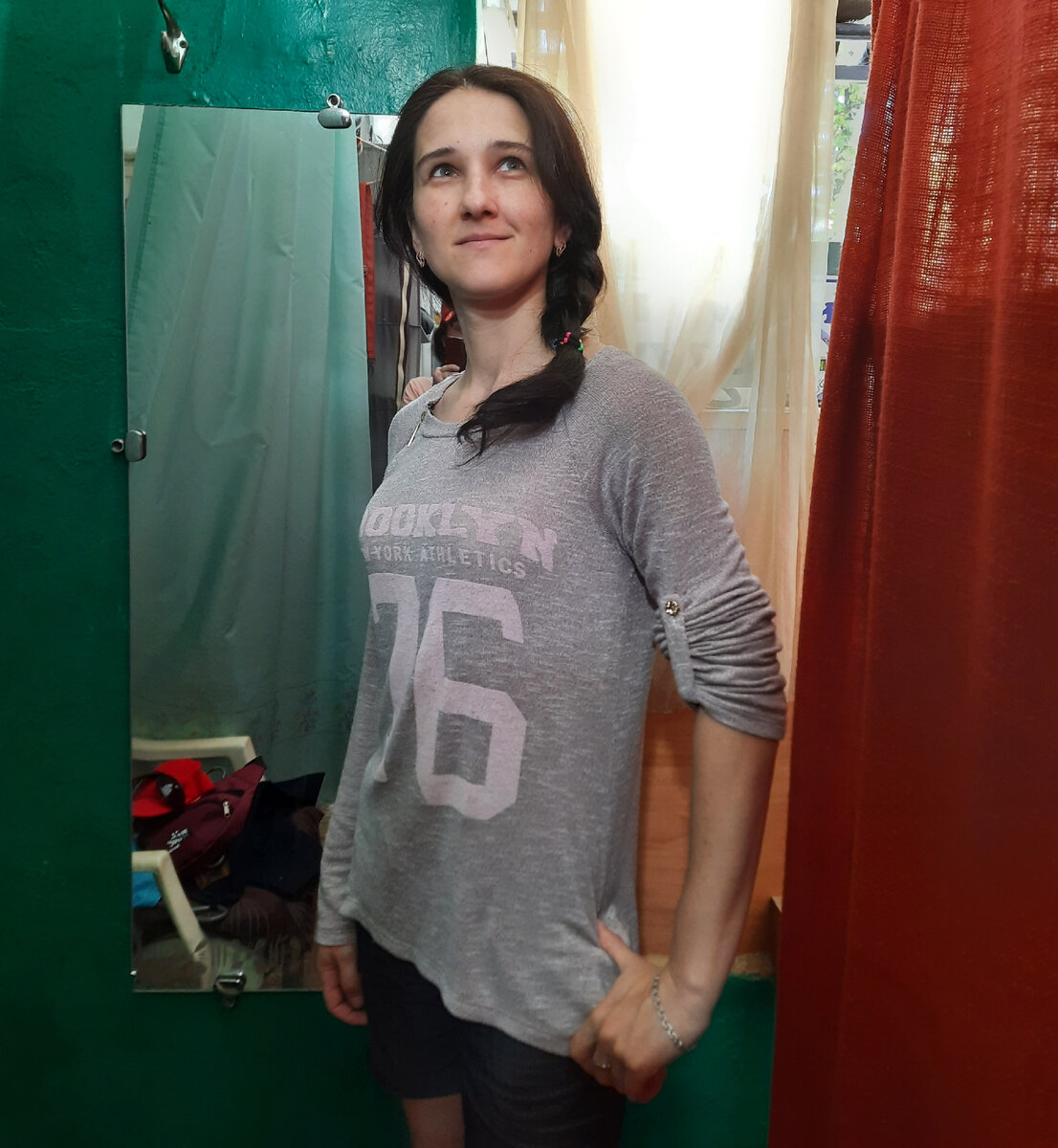 В примерочной. Эту кофту я приобрела. Такого фасона одежду я никогда не носила. Так сказать эксперимент. Цена ей 50 грн. В На российские, это 137 рублей. Новенькая. 
