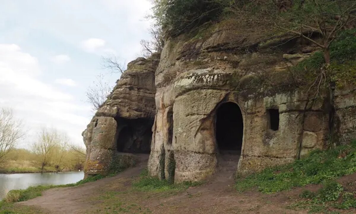 1200 лет назад. Пещерный дом под якорной Церковью в графстве Дербишир. Интересная пещера. Дома пещерах в Англии. Археология Англия колодец.