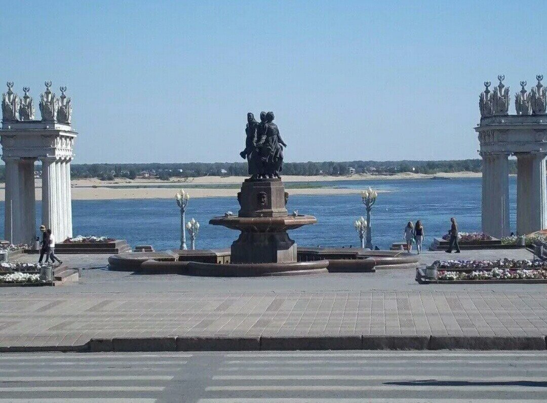 Набережная волгограда волги. Центральная набережная Волгограда (набережная 62-й армии). Центральная набережная имени 62-й армии в Волгограде. Набережная Центральная Центральная Волгограда. Город Волгоград Центральная набережная.