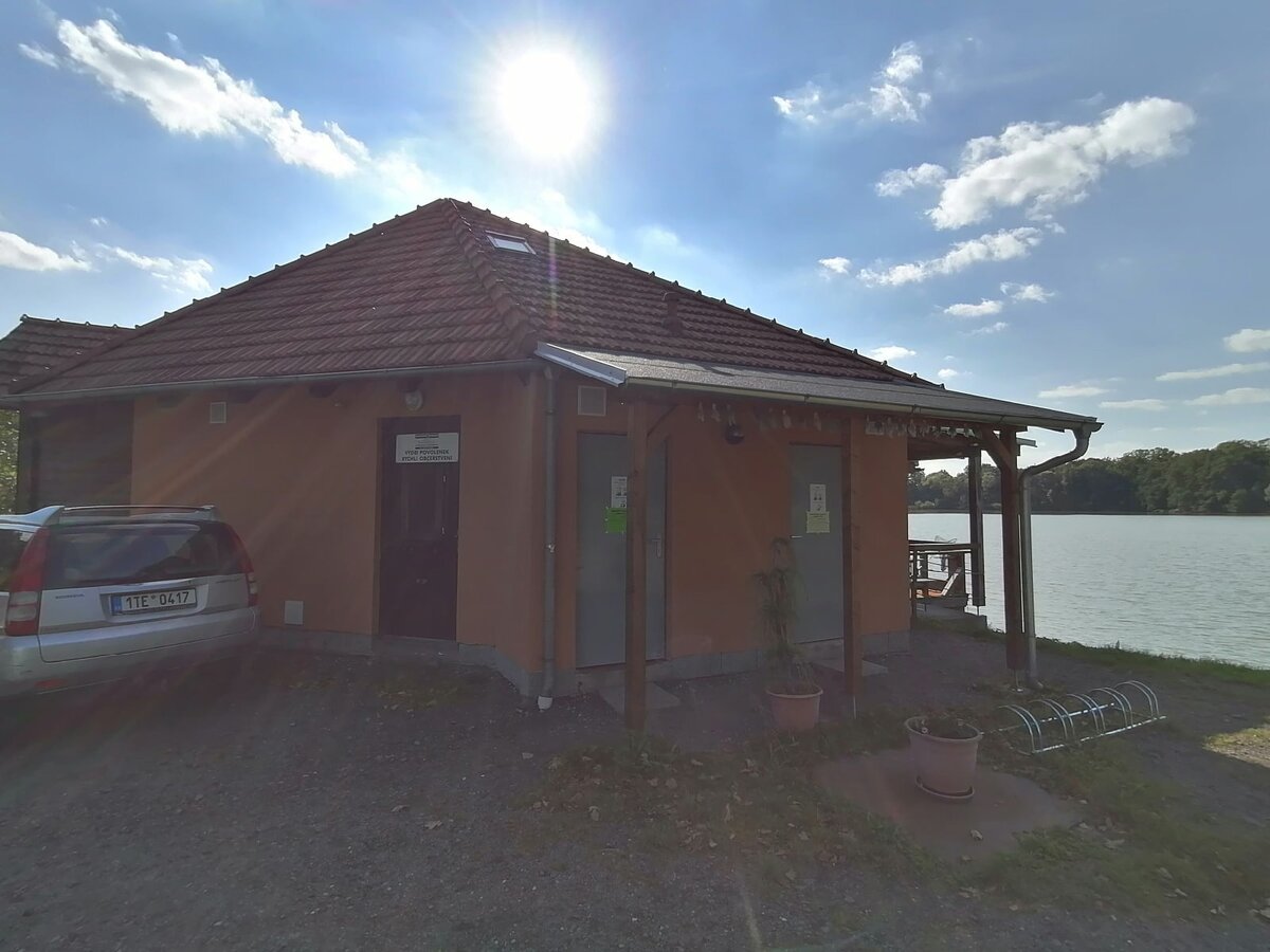 (с) Фото автора. Платный водоём "Rybniky Polouvsi", близ Нового-Йичина, Чехия. Ещё 4 фото справа->->->