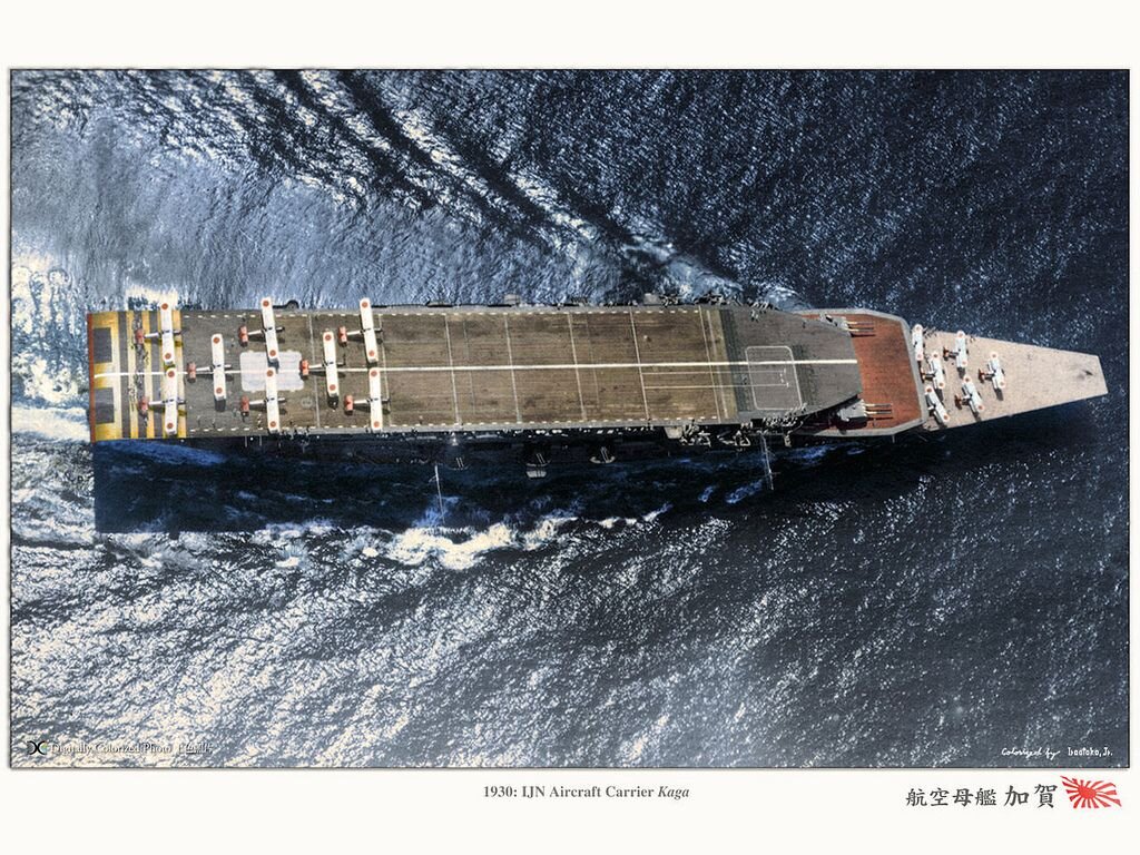 Авианосец «Кага», фото в цвете, хорошо видны башенные установки ГК в носовой части корпуса.