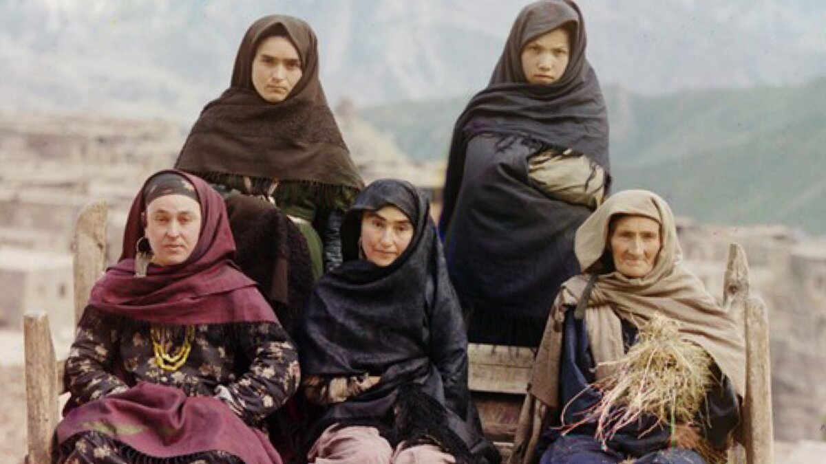 Самоназвание "Кумыки" происходит  от русского и ногайского слова "кумык" и чеченского "гумки"; на языках горных народов Дагестана кумыков обычно называют "жителями низменностей и равнин".
