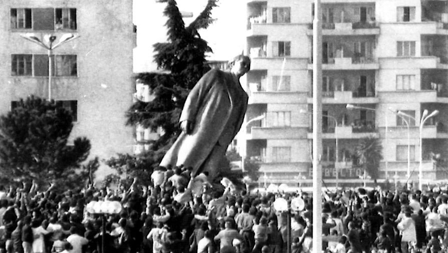 Снос памятника Энвера Ходжи в Тиране, 20 февраля 1991 года.