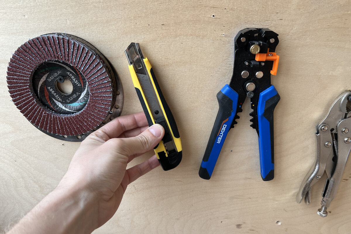 Планирую разместить нож где-то здесь.