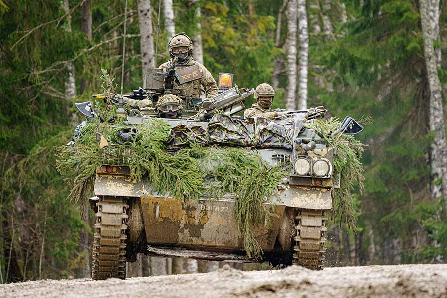 Британские солдаты на бронетранспортере во время маневров в Эстонии - Фото: Ben Birchall/TASS