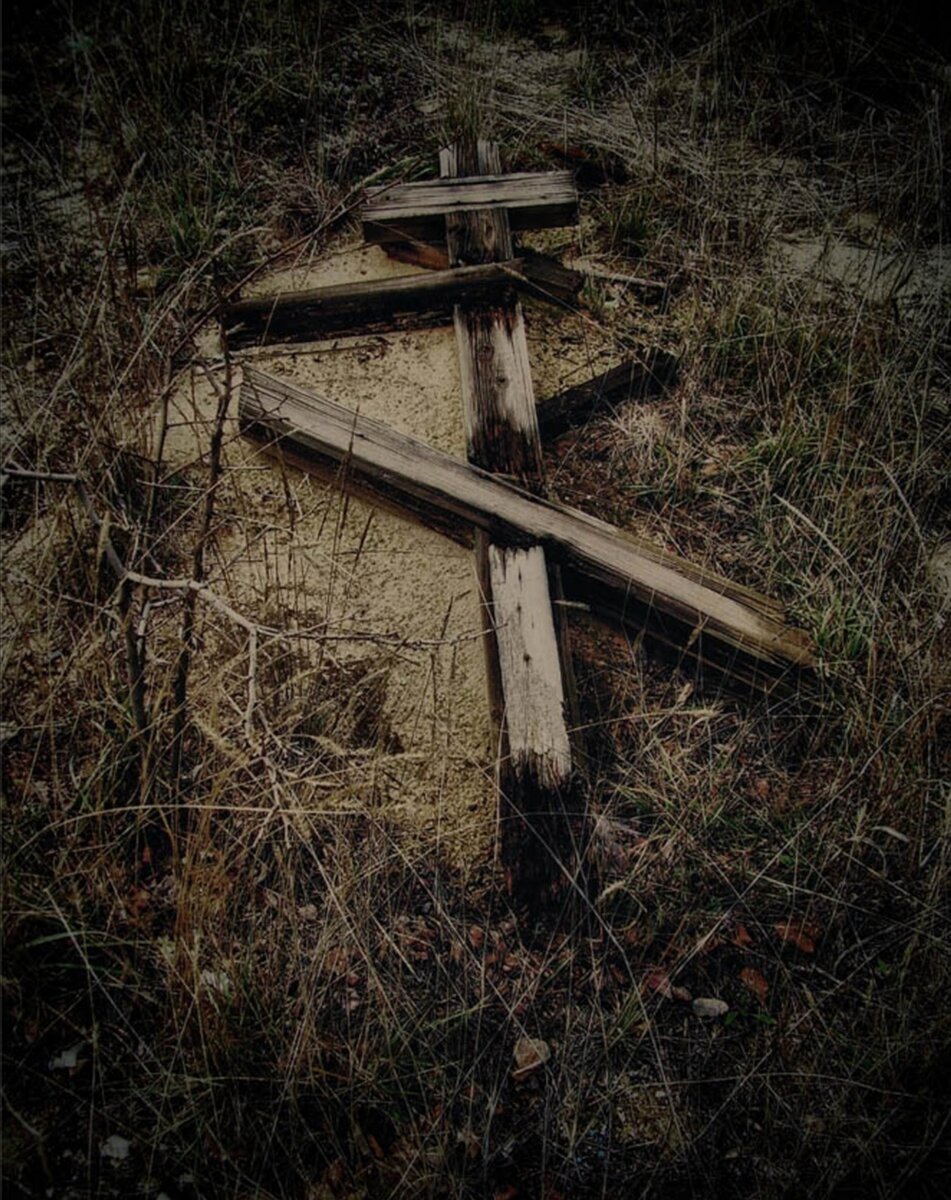Заброшенная могила с крестом