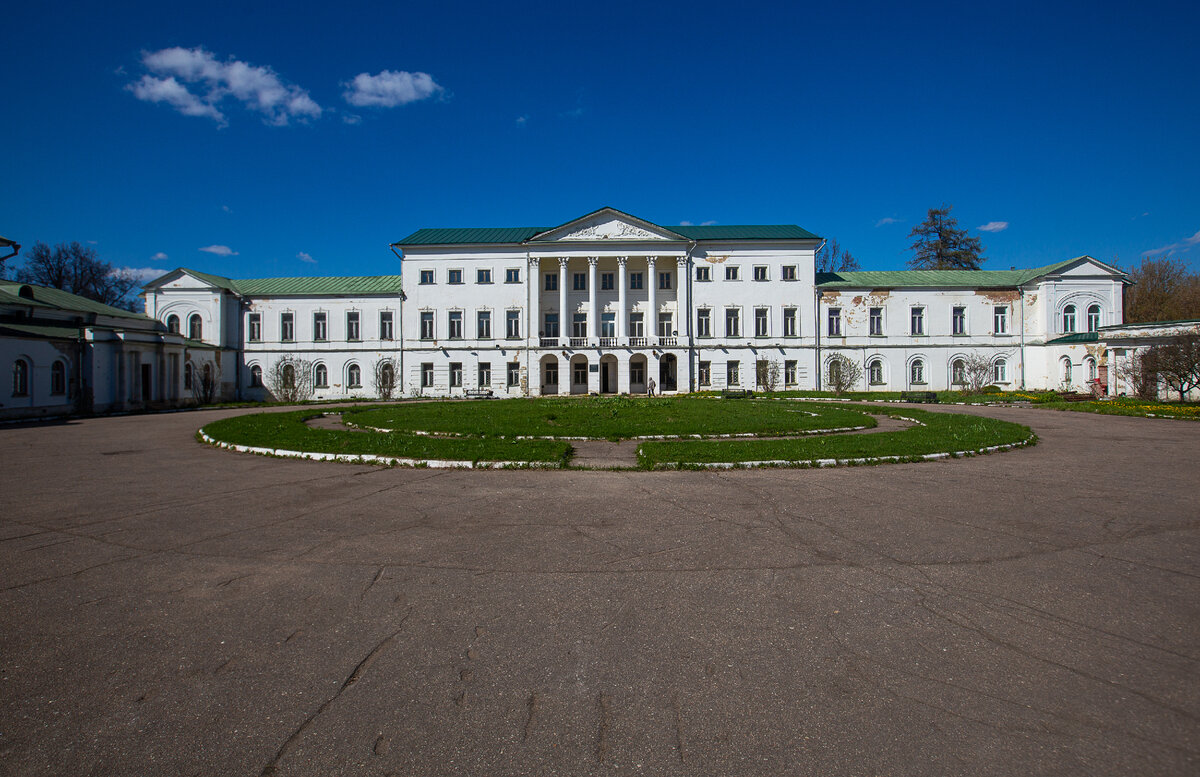 Усадьба Ивановское, главный дом и флигели. Подольск, Московская область. Фото автора статьи 