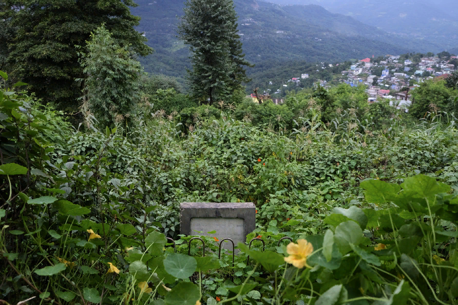 Памятник рядом с могилами восьми детей, погибших от взрыва бомбы через 30 лет после Кохимской битвы. Фото: Yirmiyan Arthur / AP