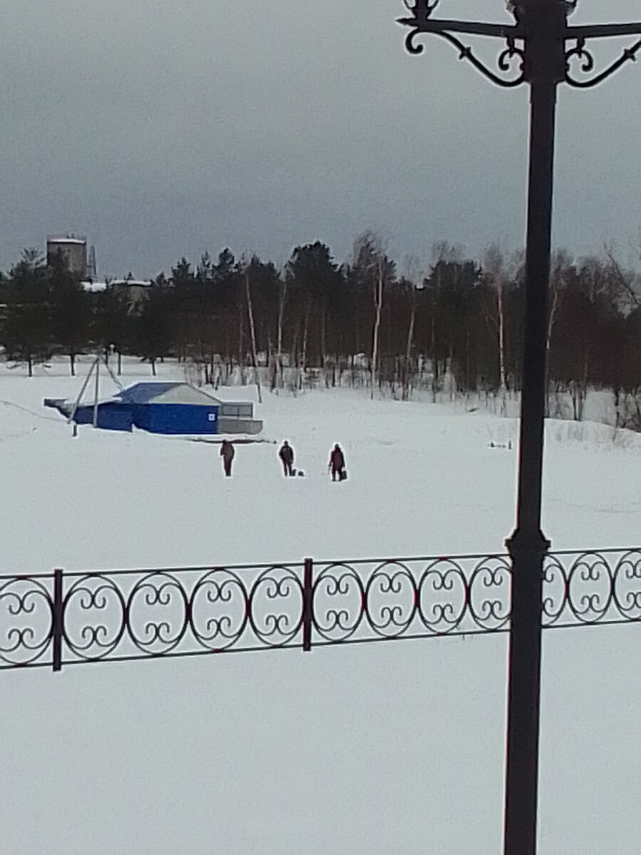 Рыбаки на Осуге .На территории фабрики