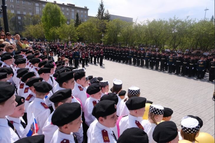 К празднованию присоединились и курсанты Центра дополнительного образования «Мужество, Героизм и Воля», созданного на базе Сибирского кадетского корпуса, а также бойцы поискового отряда «Поиск».📷
