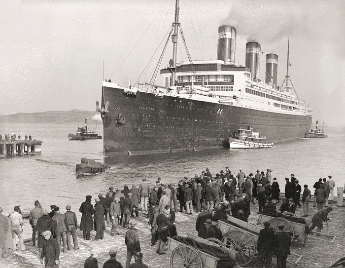 Пароход с эмигрантами уходящий из Петрограда в 1922 году