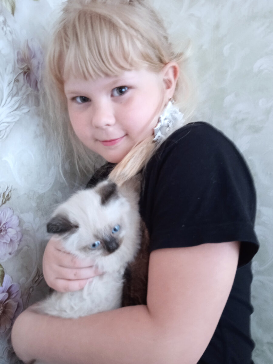 Фото автора. Моя дочь Марта и котенок