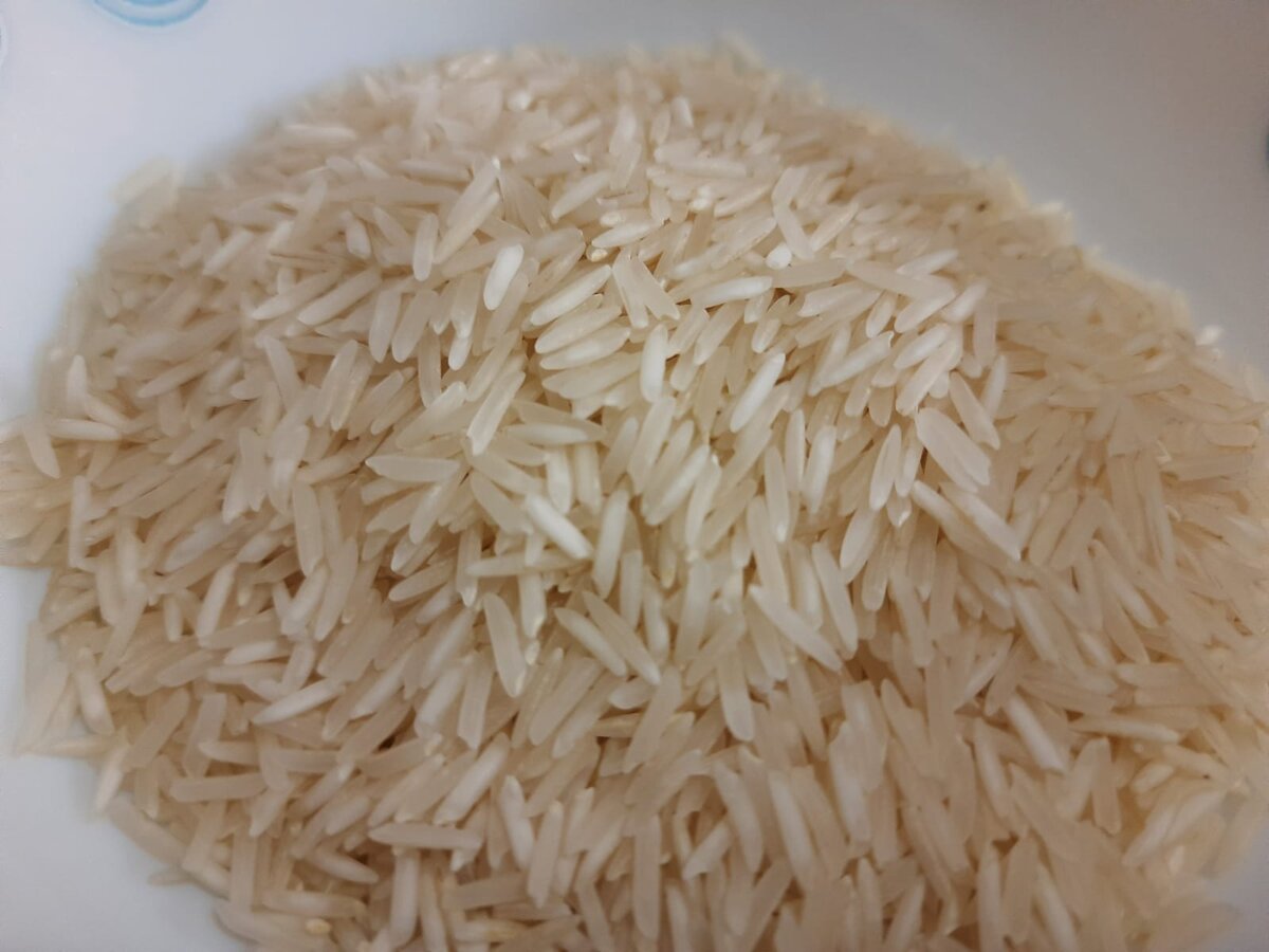 Чтобы получить вкусный и рассыпчатый рис, необходимо соблюдать пропорции 1:2, т.е. 1 часть риса на 2 части воды. 