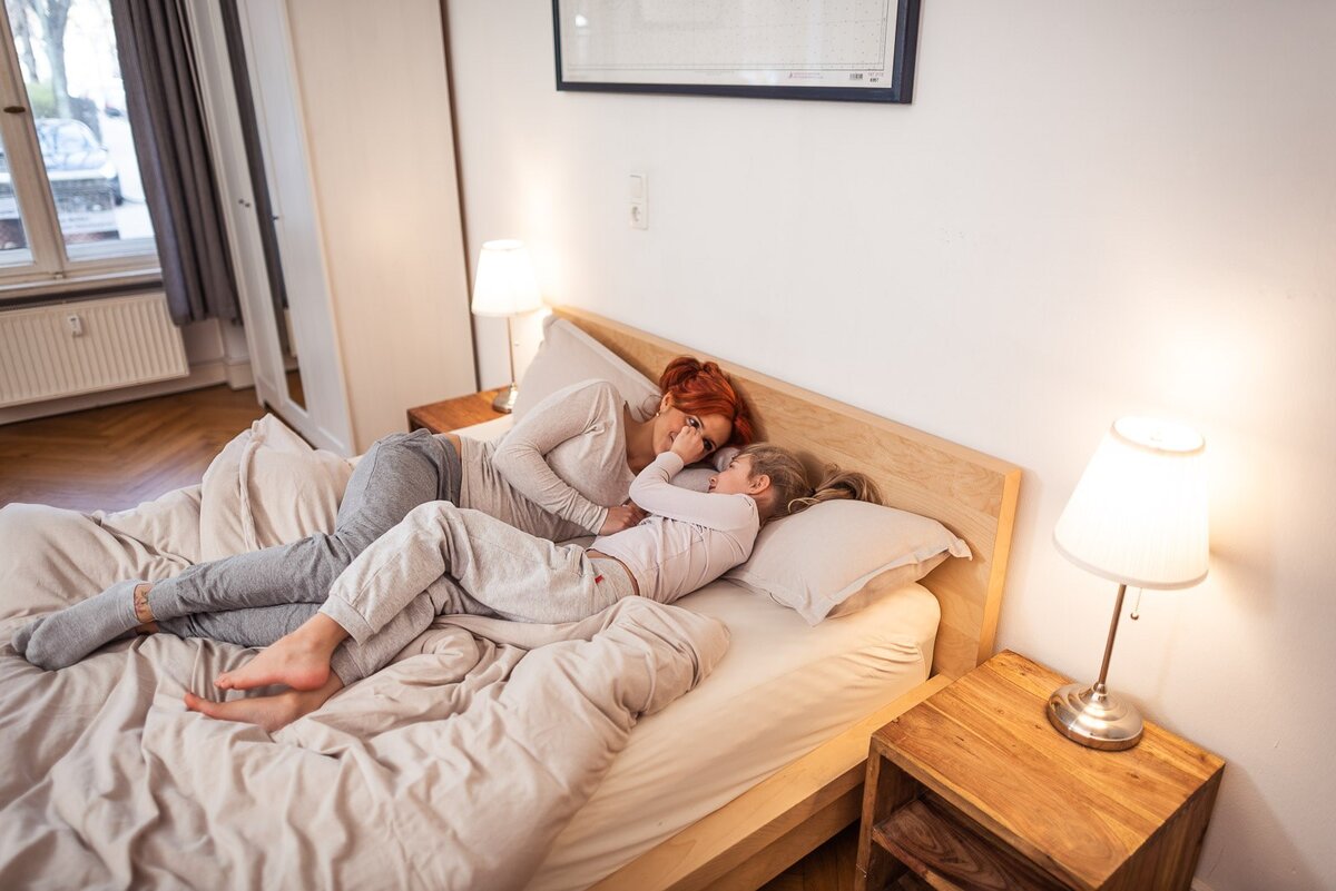 Синий свет от экранов влияет на качество сна. Чтобы легче засыпать, рекомендуется откладывать гаджеты за 1-3 часа до сна