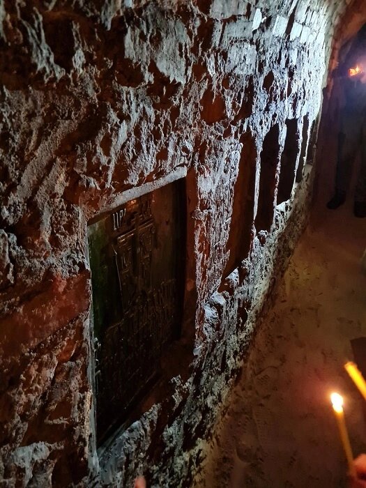 Захоронения в Печорских пещерах. Фото: Дмитрий Кустарниченко