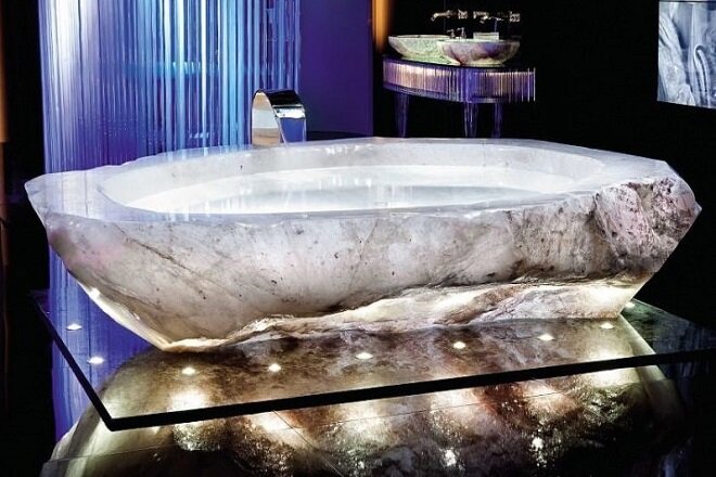 Одно из самых дорогих изделий из горного хрусталя - ванна от фирмы Baldi
