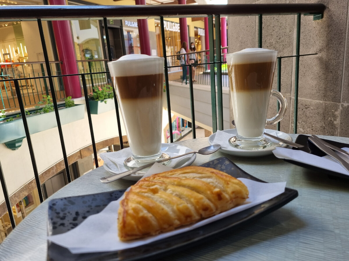 Цены в торговом центре радуют, а магазины и кафе работают почти круглосуточно.