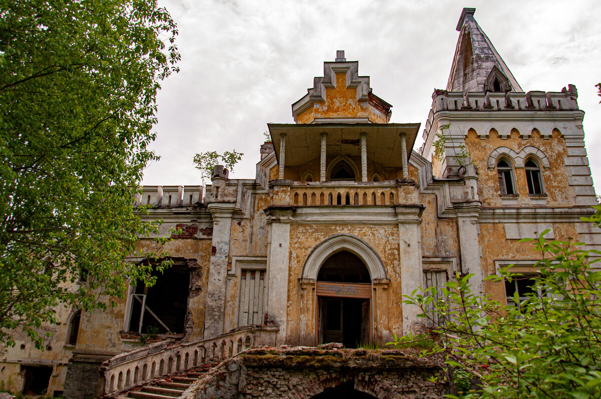 другой фасад усадьбы. Фотографировать сложно из-за кустов.