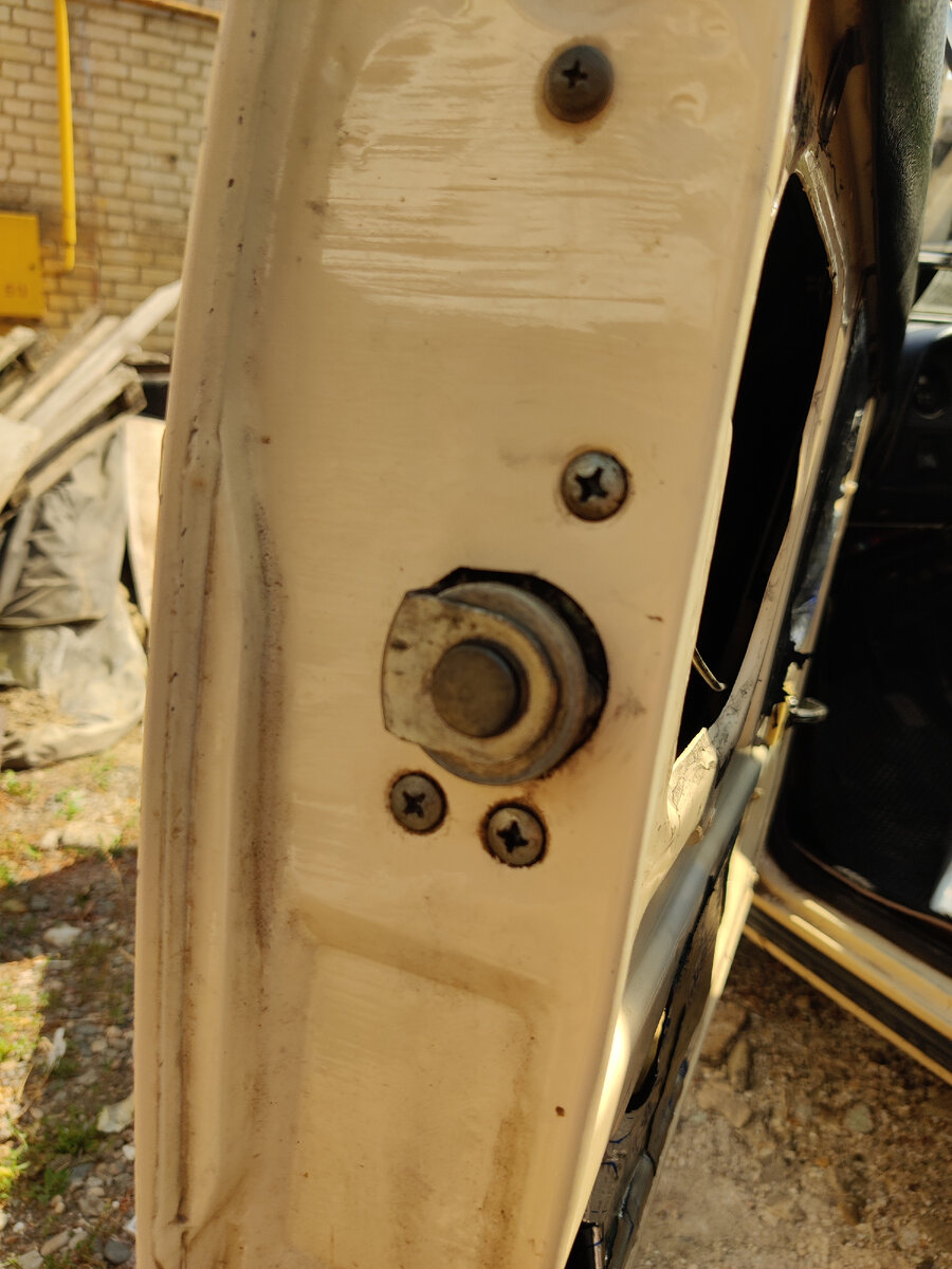 Винты, крепящие замок