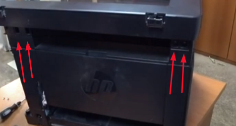 Откручиваем четыре винта на задней стенке аппарата