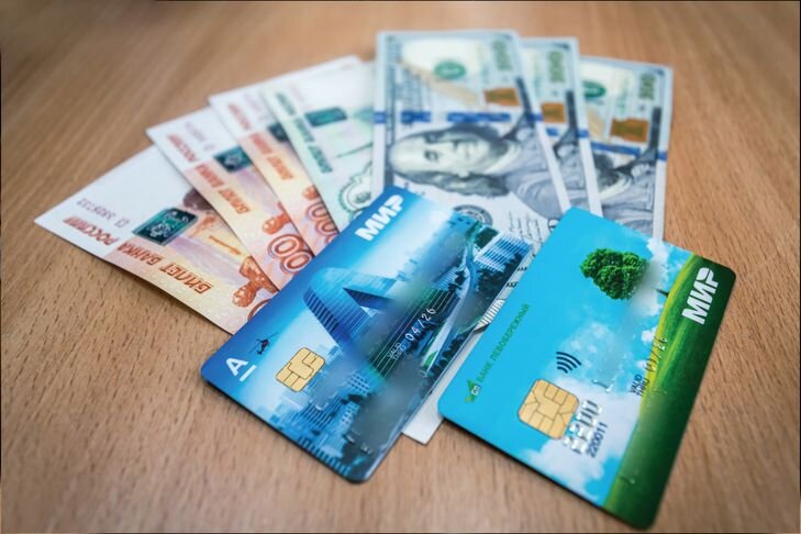   Настоящие сотрудники банка никогда не спрашивают персональные данные карты и код из СМС. Фото АНдрея Заржецкого / VN.ru