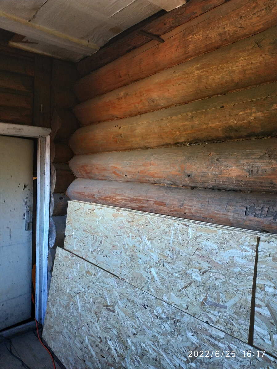 стена в коридоре, слева от входа в дом.