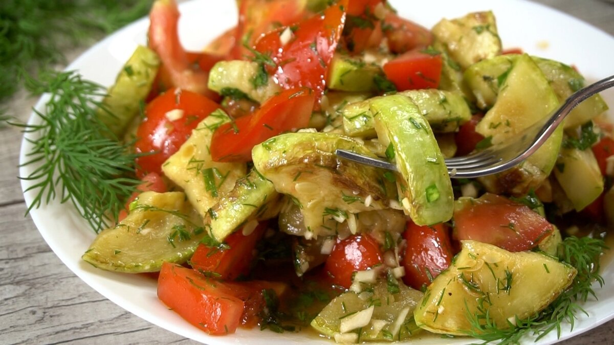 Привет! Сегодня хочу поделиться рецептом маринованного салата из кабачков с помидорами.