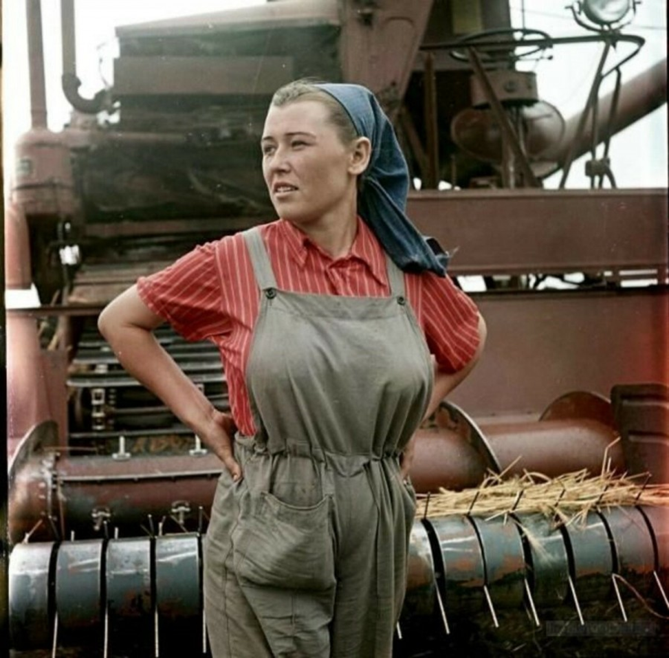 Пятеро тружениц. Советские колхозницы. Советские женщины колхозницы. Советские женщины на заводе.