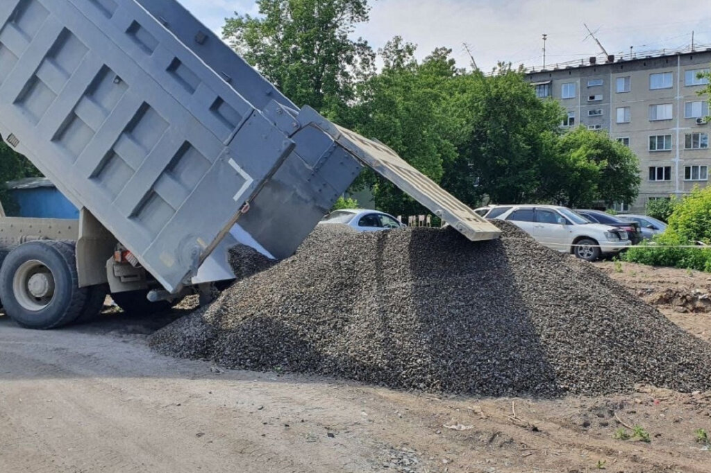 На площадку высыпали 66 тонн щебня. Скриншот: nsknews.info