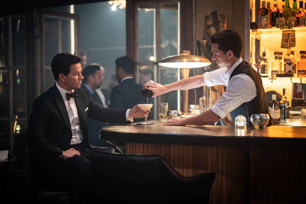 Сцена, где встречаются Марк Уолберг и Том Холланд - Кинопоиск.ру