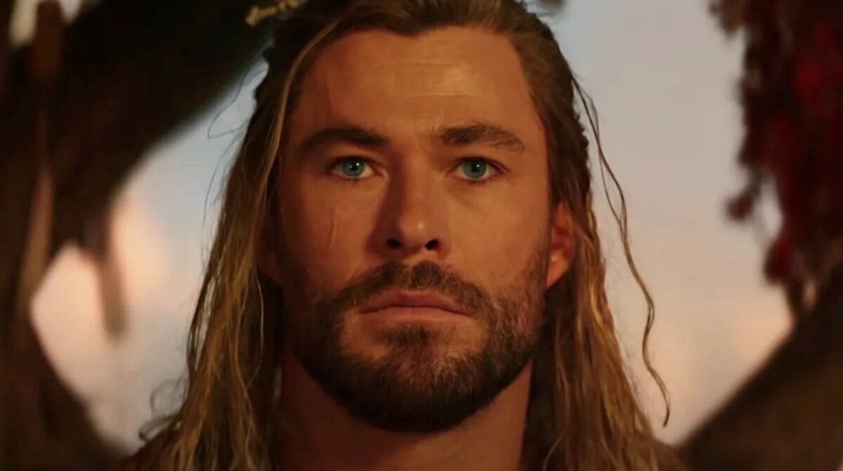 Одна из замечательных особенностей «Тора: Любовь и гром» (Thor: Love and Thunder) заключается в том, что сюжет, сцены после титров и камео-сюрпризы не просочились раньше времени и не испортили впечатления. 
Описание сцен после титров просочился в Сеть уже после мировой премьеры, и теперь они подтвердились. Да, в финале поклонников киновселенной Marvel ожидают сразу два больших появления. Разумеется, ниже последуют большие спойлеры!

