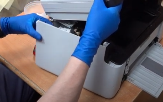 Снимаем боковую крышку