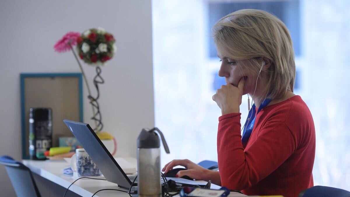    Девушка работает за компьютером © РИА Новости / Евгений Биятов