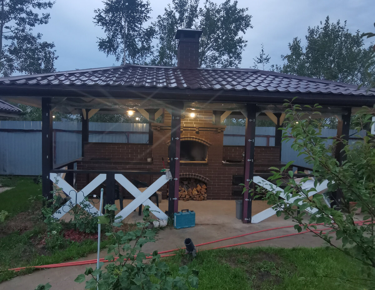 Мангальный комплекс в стеклянной беседке