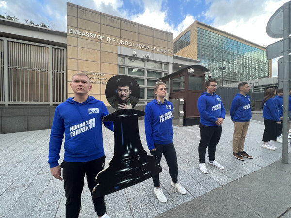 Активисты с пешкой с изображением Зеленского. Обложка © Telegram / Единая Россия