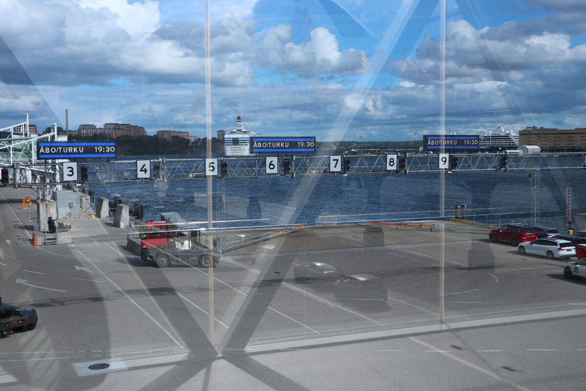 Гигантский дискобар на воде! Как выглядит изнутри десятипалубный паром из Стокгольма в Таллин