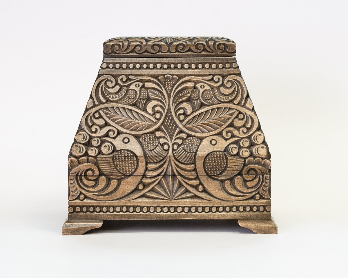 Ларец из дерева ручной работы с Абрамцево-Кудринской резьбой. (Фото - Арт Салон "Художники Хотьково")