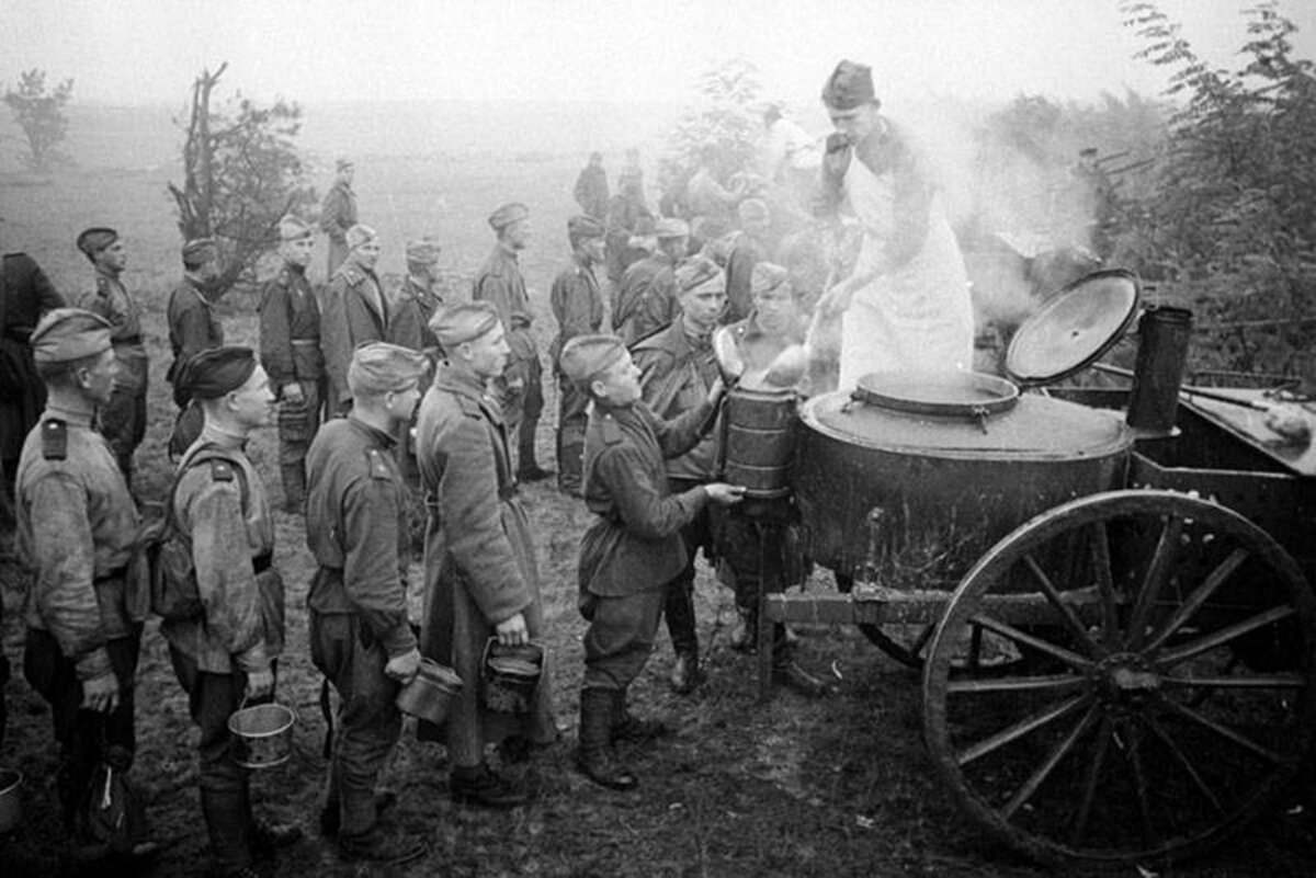 Раздача еды на полевой кухне